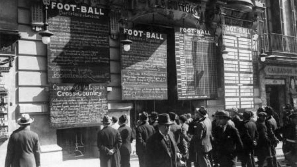 Las pizarras que anunciaban los resultados del Barça en el diario 'La Rambla' durante el siglo XX