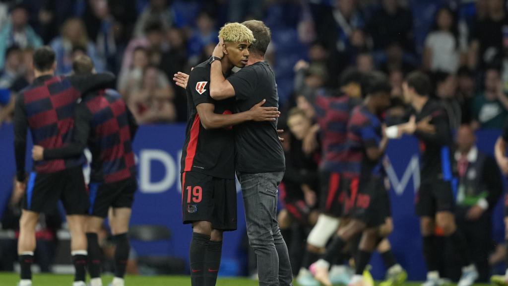 Lamine Yamal i Hansi Flick s'abracen després de guanyar la Lliga a l'estadi de l'Espanyol