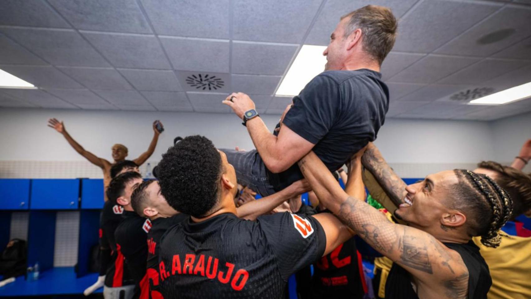 Los jugadores del Barça mantean a Hansi Flick, tras ganar la Liga en el derbi contra el RCD Espanyol