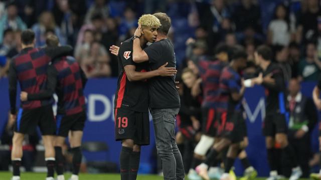 Lamine Yamal y Hansi Flick se abrazan tras ganar la Liga en el estadio del Espanyol