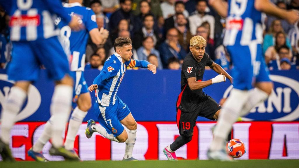 Lamine Yamal, rodeado de jugadores del Espanyol