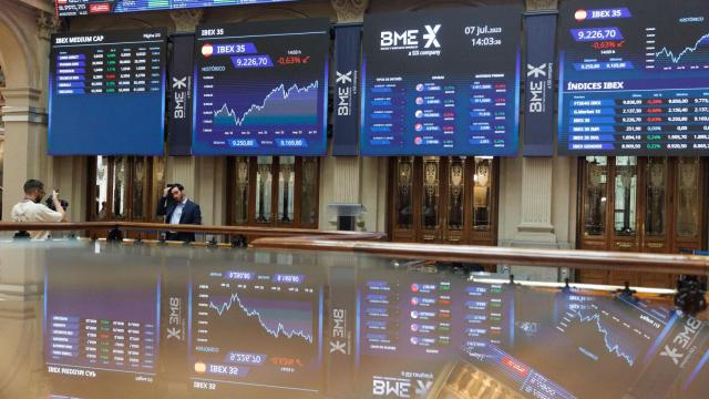 Varios paneles del Ibex 35, en el Palacio de la Bolsa