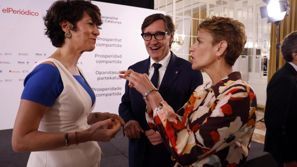 El presidente catalán, Salvador Illa, participa en un desayuno informativo en el que será presentado por la ministra de Inclusión, Seguridad Social y Migraciones, Elma Saiz con la presencia de la presidenta del Gobierno Foral Maria Chivite