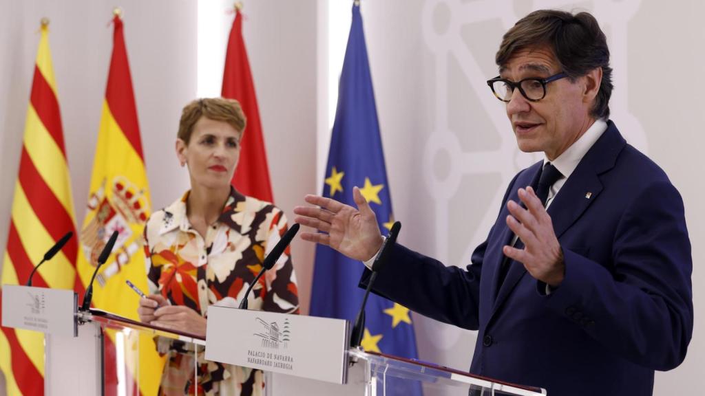 La presidenta del Gobierno de Navarra, María Chivite, y el president de la Generalitat de Catalunya, Salvador Illa durante su comparecencia ante los medios de comunicación tras la reunión mantenida este vierns en el Palacio de Navarra