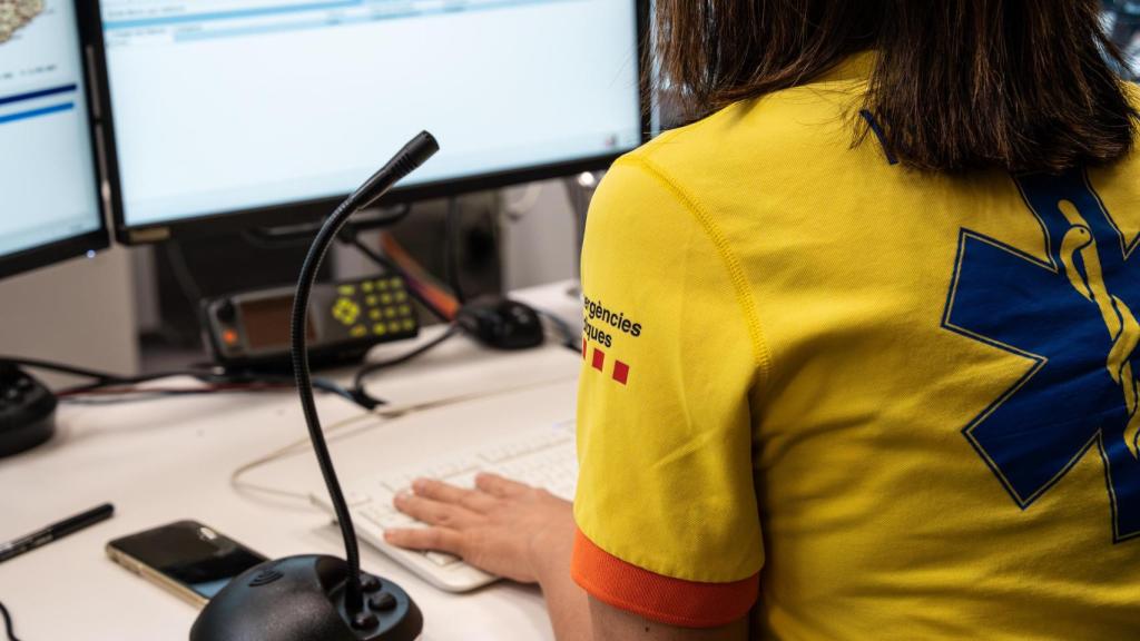 María Miguel atiende una emergencia sanitaria desde la Mesa de Vuelo de la Unidad de Medios Aéreos
