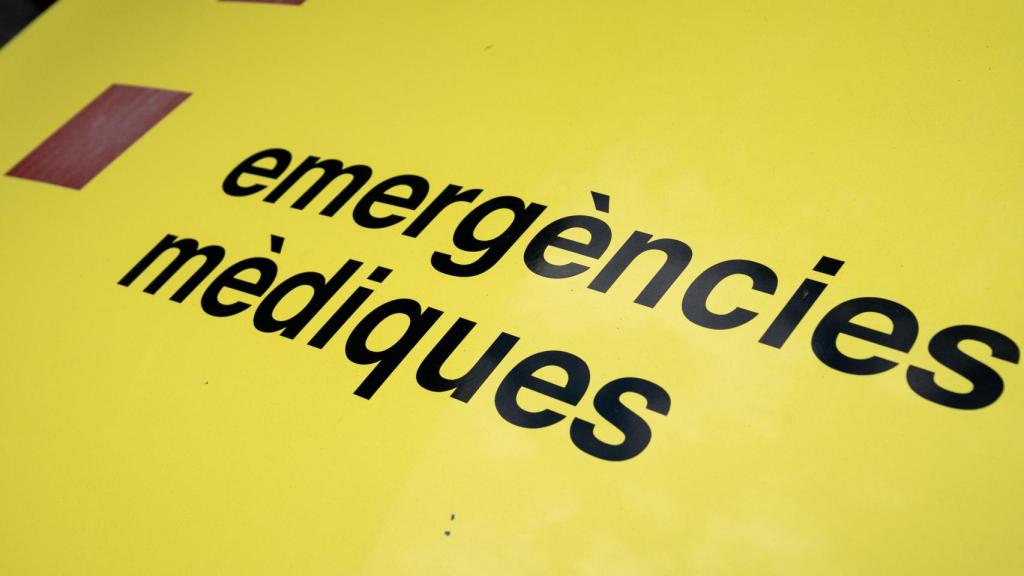 Imagen del logo de Emergències Mèdiques en una ambulancia