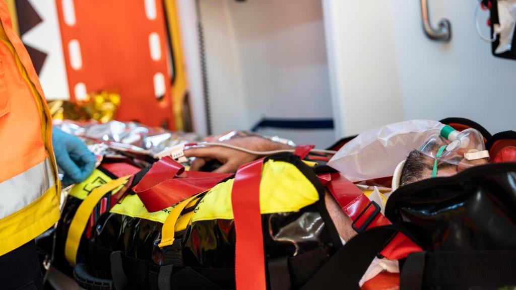 El ciclista accidentado, protegido en un colchón de vacío dentro de una unidad avanzada del SEM, antes de ser trasladado al Hospital de Granollers
