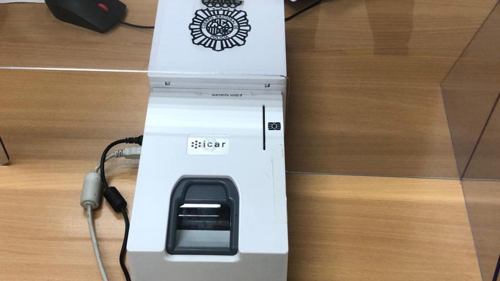Un biométrico para la toma digital de huellas en una Oficina de Extranjería