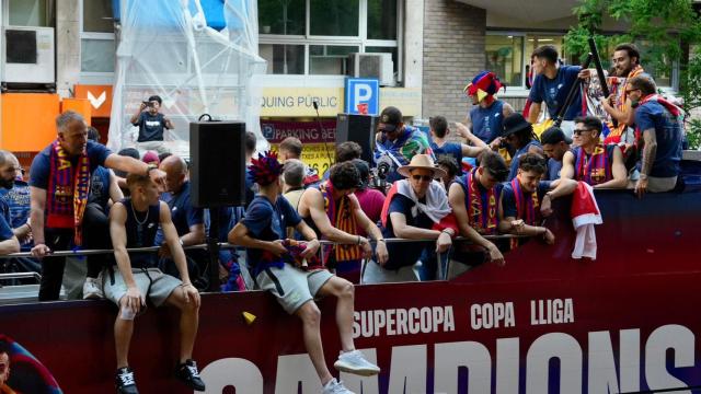 Los jugadores del Barça, montados en el autocar descapotable durante la rúa como campeones del triplete