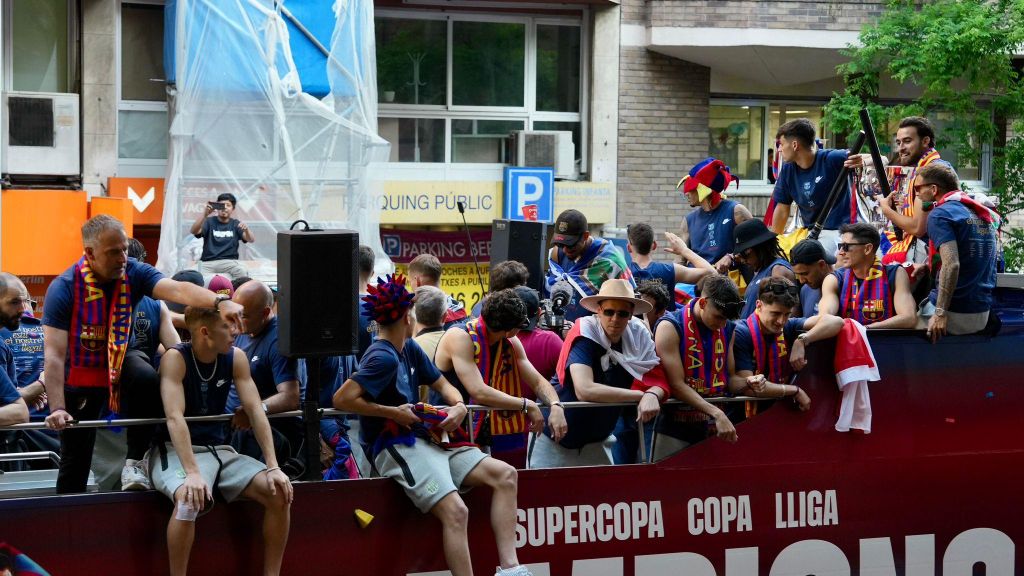 Los jugadores del Barça, montados en el autocar descapotable durante la rúa como campeones del triplete