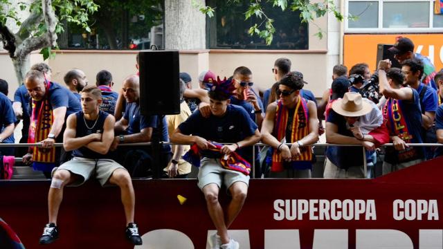 Fermín López, Pau Cubarsí, Héctor Fort y Wojciech Szczesny, en la rúa del Barça campeón de Liga