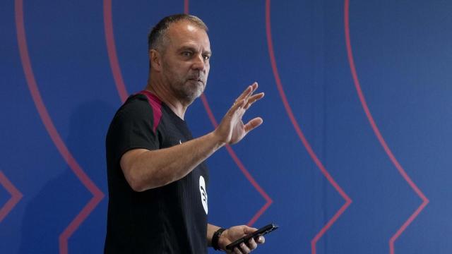 Hansi Flick saluda a los periodistas antes del Barça-Villarreal
