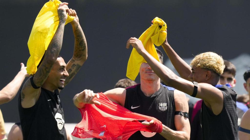 Raphinha y Lamine Yamal ríen en un entrenamiento del Barça