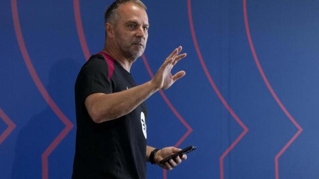 Hansi Flick saluda a los periodistas antes del Barça-Villarreal