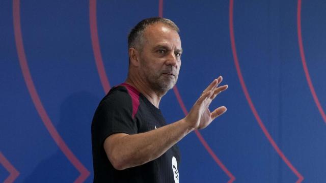 Hansi Flick saluda a los periodistas antes del Barça-Villarreal