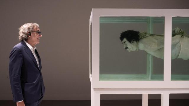 El periodista, empresario y coleccionista, Tatxo Benet, frente a una de las obras expuestas en la inauguración del Museo de Arte Prohibido