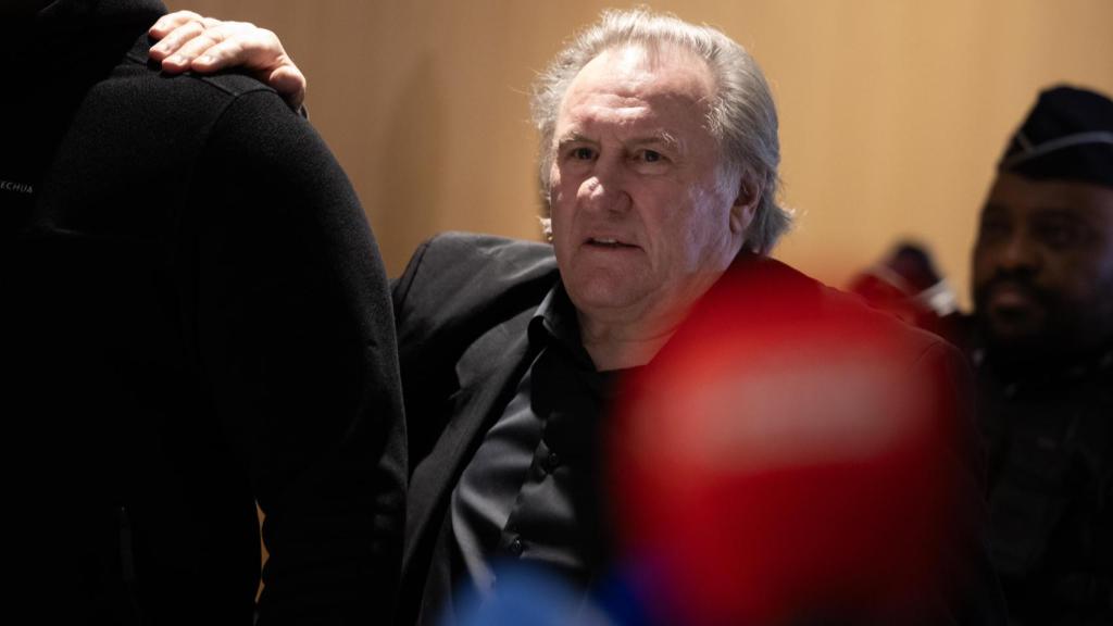 Gerard Depardieu hace una pausa durante su juicio, en el que está acusado de agredir sexualmente a dos mujeres durante un rodaje en 2021, en el tribunal penal de París