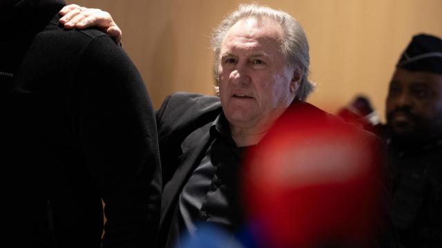 Gerard Depardieu hace una pausa durante su juicio, en el que está acusado de agredir sexualmente a dos mujeres durante un rodaje en 2021, en el tribunal penal de París