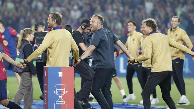 Hansi Flick celebra la Liga en Montjuïc, con la tradicional sardana
