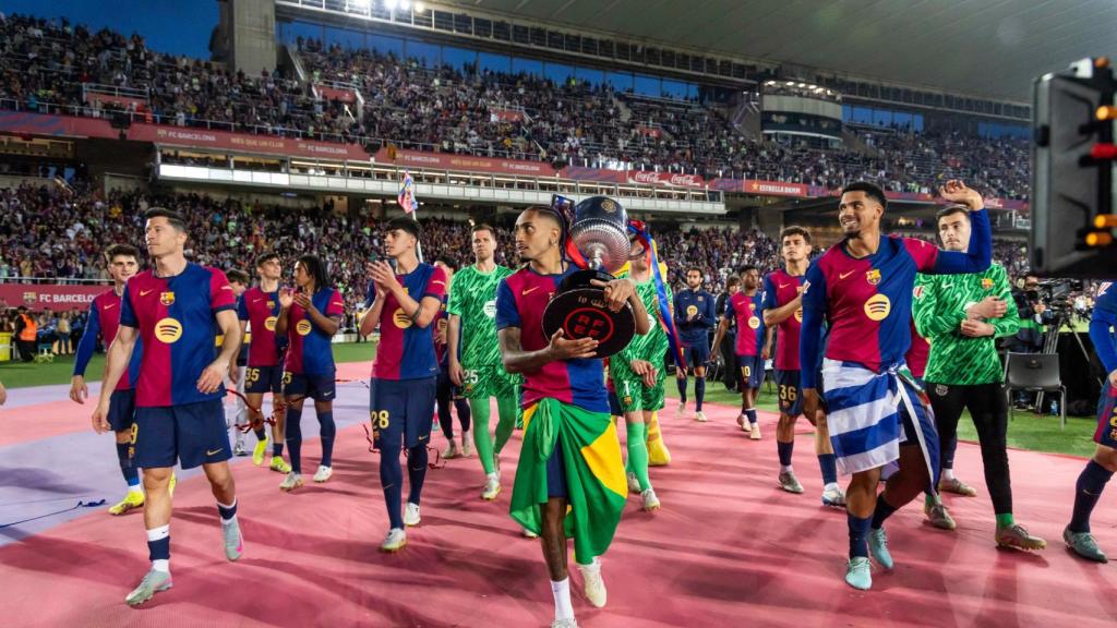 Els jugadors del Barça fan la volta d'honor a Montjuïc amb els títols de Lliga i Copa