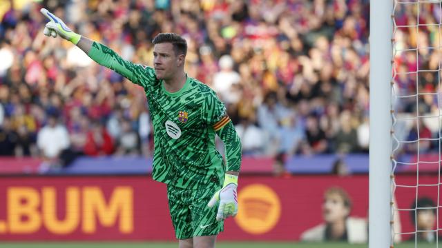 Ter Stegen, durante el partido del Barça ante el Villarreal, con el brazalete de capitán