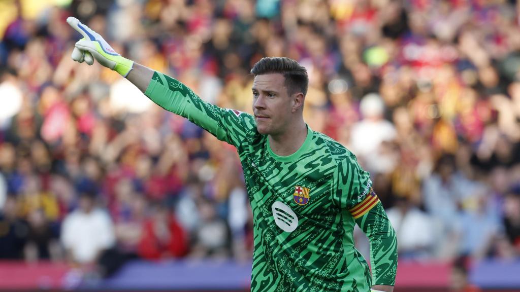 Ter Stegen, durante el partido del Barça ante el Villarreal, con el brazalete de capitán