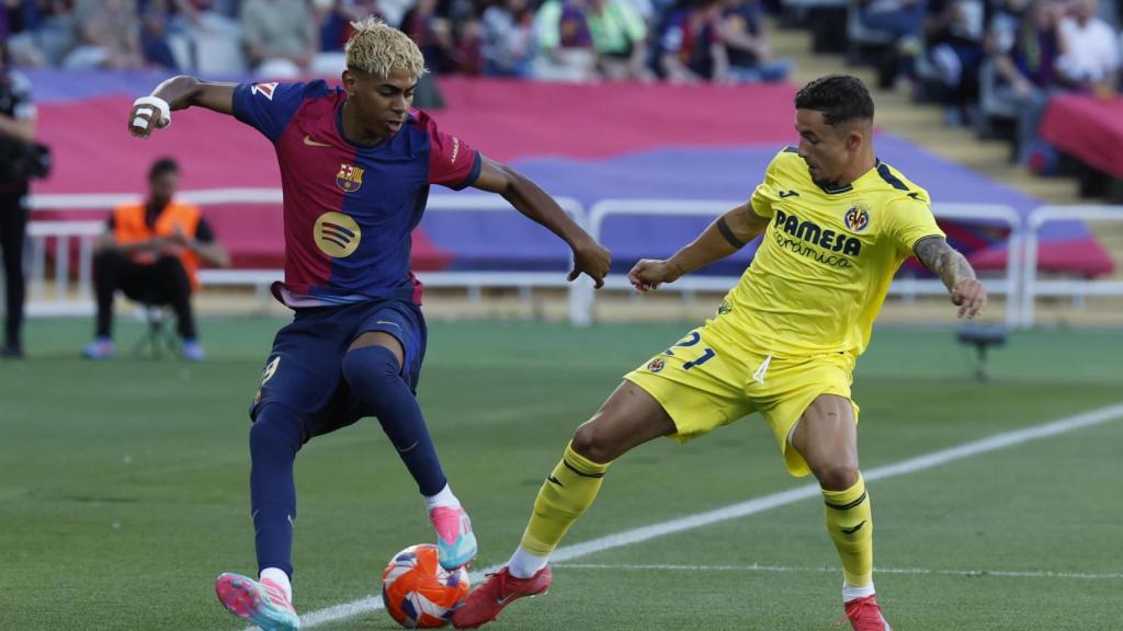Lamine Yamal esquiva a un defensa en el Barça-Villarreal