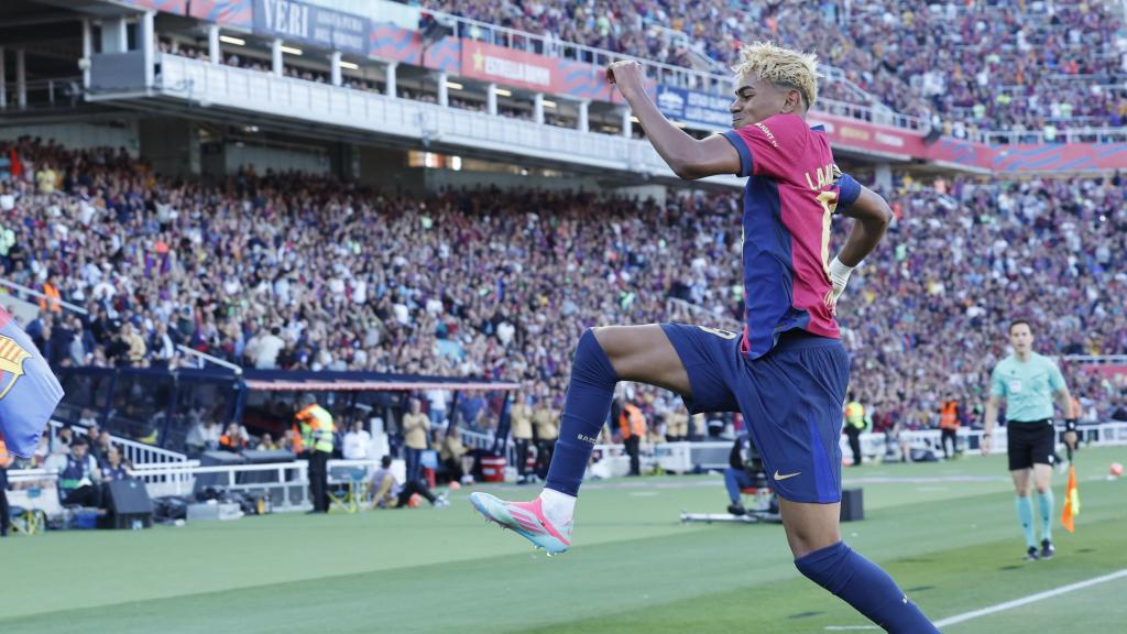 Lamine Yamal festeja su gol al Villarreal en Montjuïc