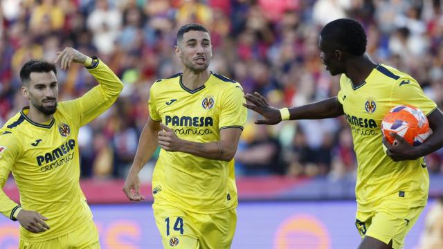 El Villarreal celebra el gol de Comesaña ante el Barça