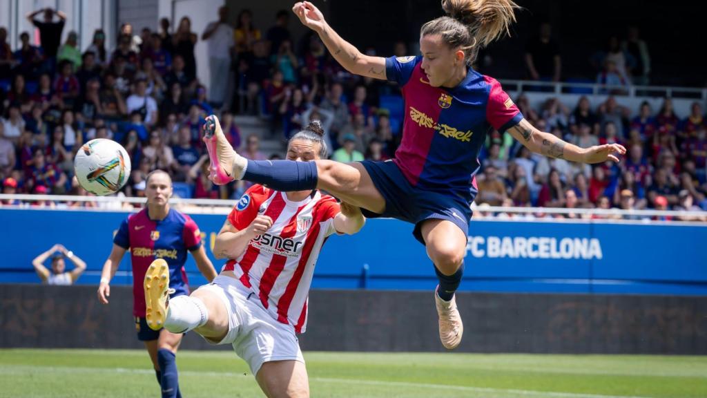 El remate acrobático de Claudia Pina durante el Barça Femenino-Athletic