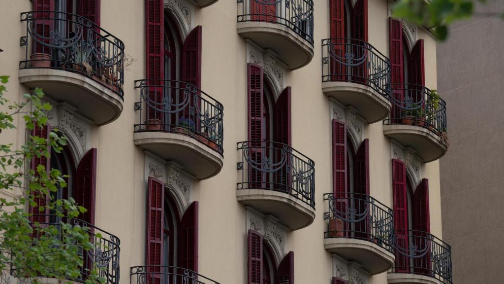 Imagen de la fachada de un bloque de pisos en Barcelona