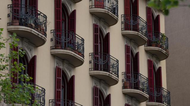 Imagen de la fachada de un bloque de pisos en Barcelona
