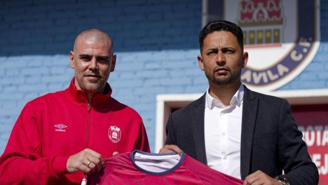 Víctor Valdés posa con la camiseta del Real Ávila