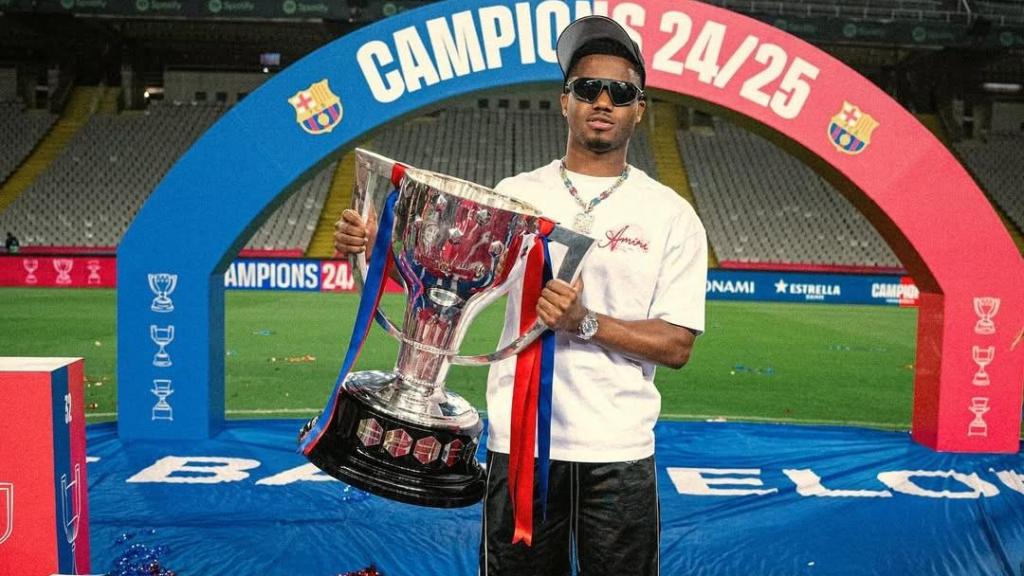 Ansu Fati posa amb el trofeu de la Lliga a Montjuïc