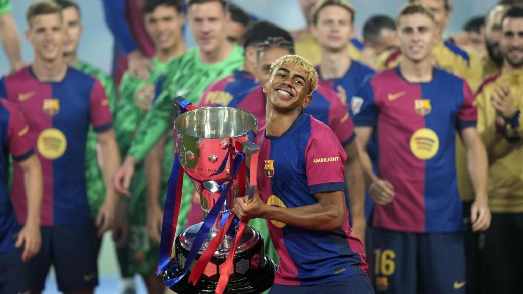 Lamine Yamal, con la copa que acredita al Barça como campeón de Liga