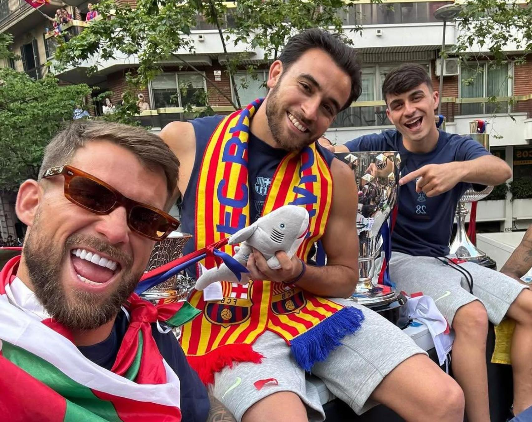 Éric García, Iñigo Martínez y Pedri con un peluche de un tiburón en la rúa del Barça
