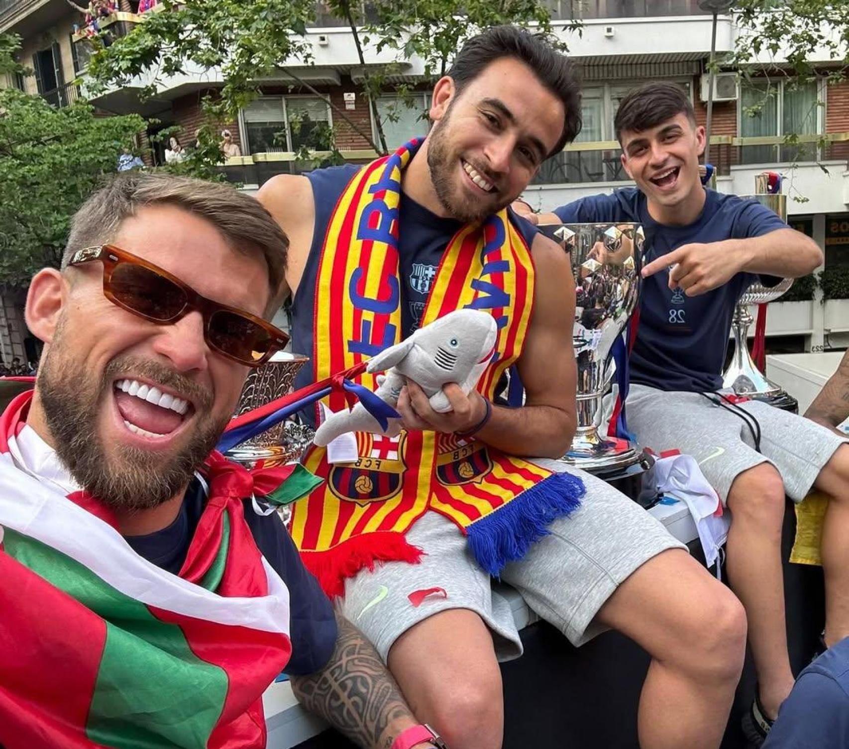 Éric García, Iñigo Martínez y Pedri con un peluche de un tiburón en la rúa del Barça