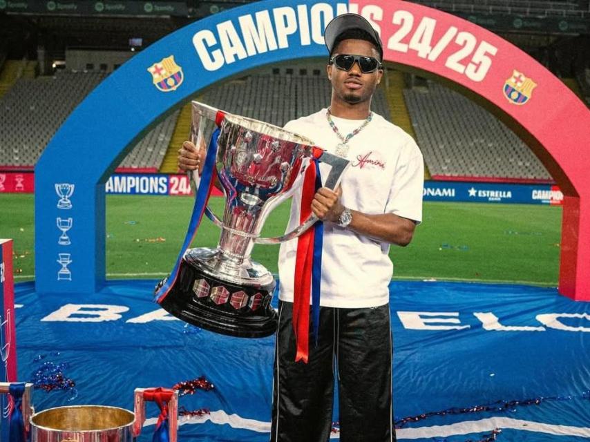 Ansu Fati posa con el trofeo de la Liga en Montjuïc