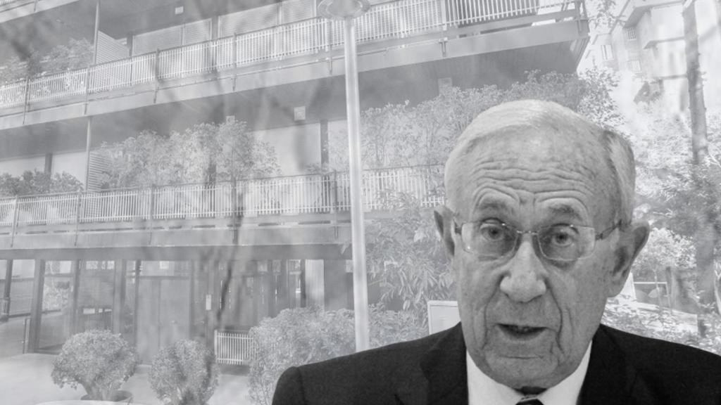 Jordi Segarra davant l'edifici del carrer Raset de Barcelona