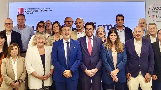 El 'conseller' de Empresa y Trabajo, Miquel Sàmper, y el secretario de Empresa y Competitividad, Jaume Baró, acompañados de la directora general de Turismo, Cristina Lagé, en la reactivación del Consejo de la Mesa de Turismo de Cataluña.