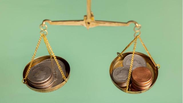 Báscula con monedas