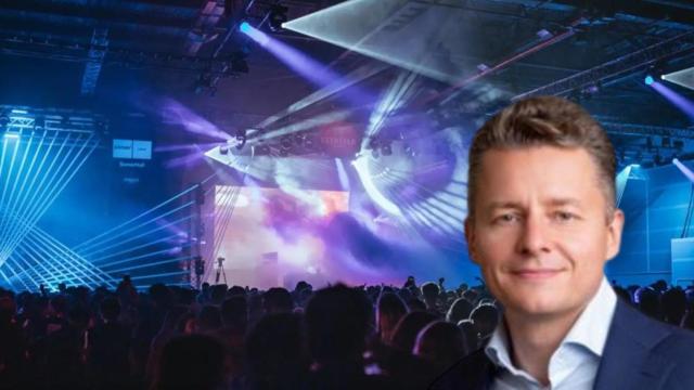 Roderik Schlösser, con una imagen del Sónar de fondo