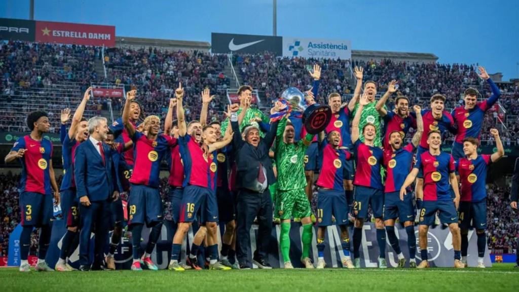 Laporta aixeca el títol de Lliga amb els jugadors del primer equip