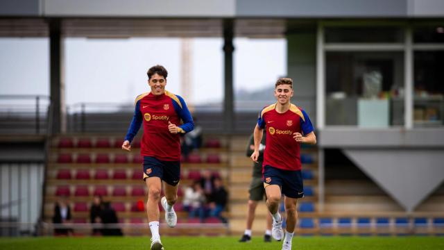 Pau Cubarsí y Fermín López en un entrenamiento del Barça