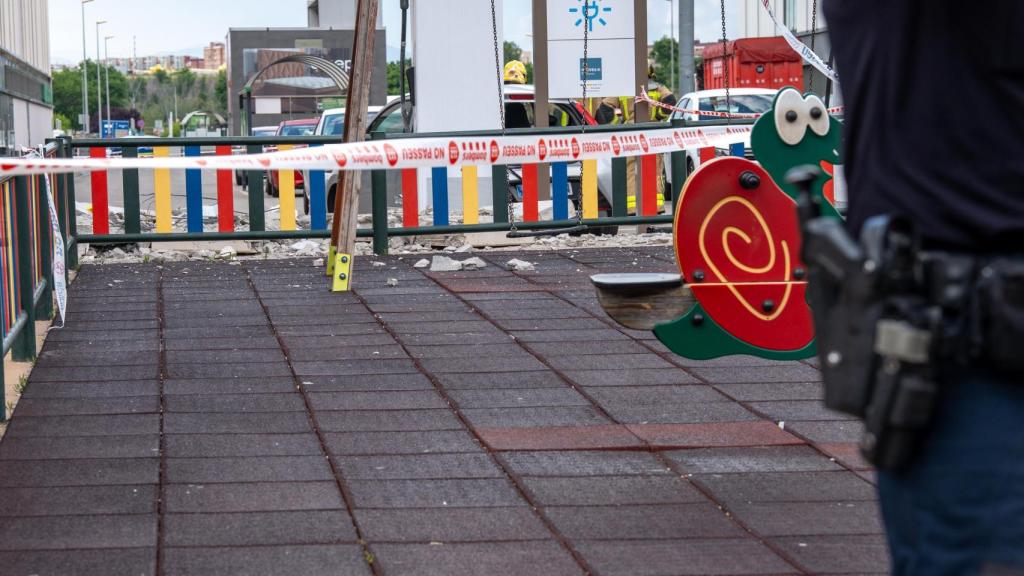 Parque infantil justo al lado de donde ha caído la fachada