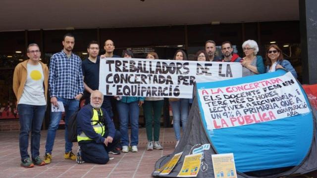 Los trabajadores concentrados ante el departamento este martes
