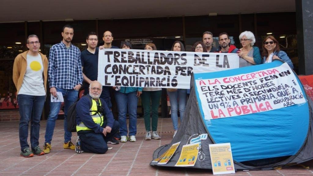 Los trabajadores concentrados ante el departamento este martes