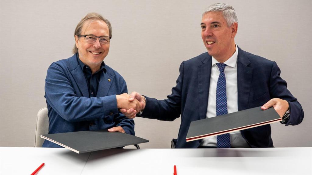 El presidente de la Cámara, Josep Santacreu, y el consejero delegado de Indra, José Vicente de los Mozos