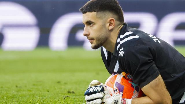 Joan García, portero del Espanyol, atrapa un balón