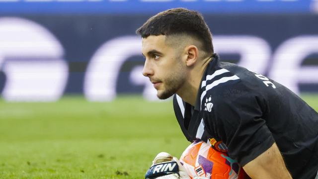 Joan García, portero del Espanyol, atrapa un balón